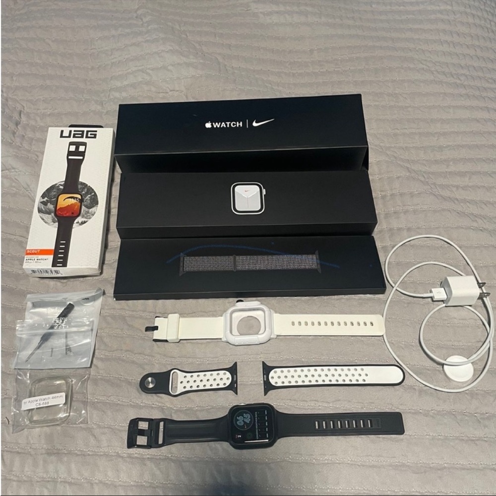 Apple Watch Series 5 Nike edition plus extras
